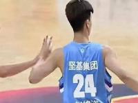 星空体育中国官网-柏林赫塔主场争议判罚，球员情绪受挫！