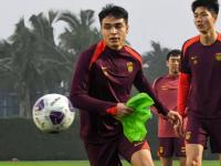 星空体育中国官网-包含突发！国足东亚杯23人基本确定，久尔杰维奇临时带队，韦世豪无缘的词条