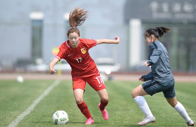 关于肯尼亚女足球员在比赛中展现出团队精神的信息