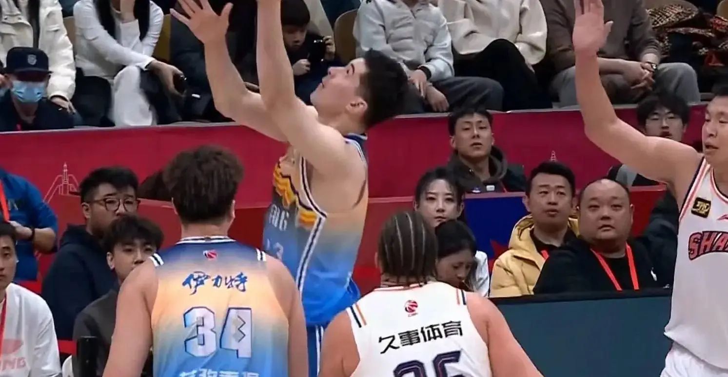 集体防守稳固，带领球队成功抑制对手取胜