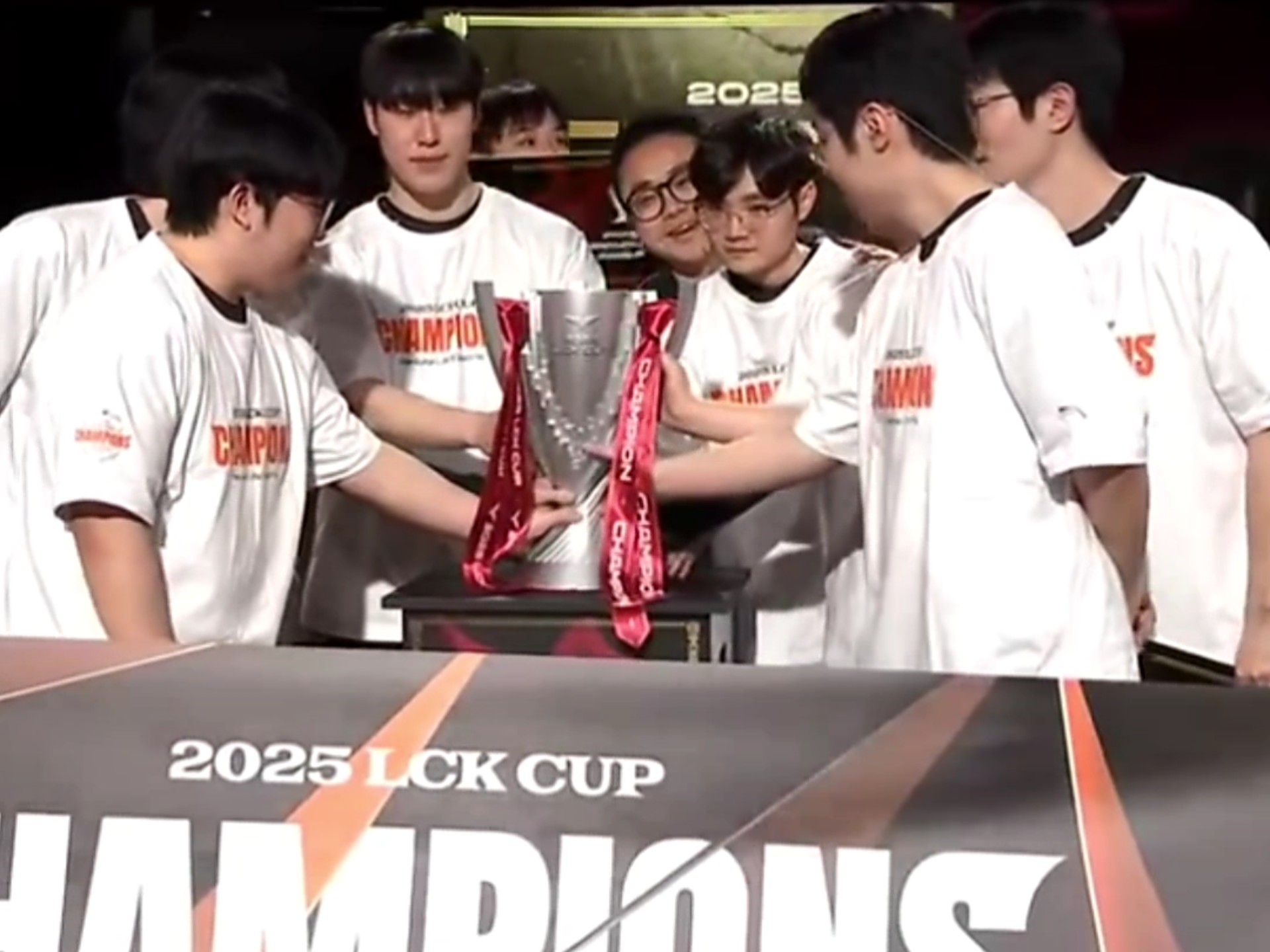 电竞世界杯：FLY击溃FRU，晋级八强，Bwipo再战GEN的简单介绍