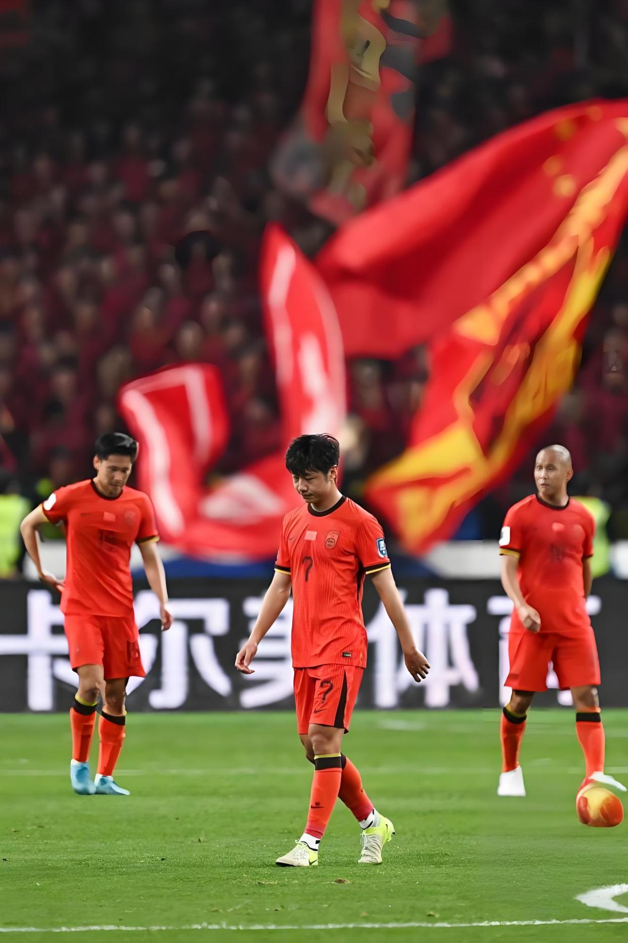 泰国联赛踢不了，回到国内踢野球！国足未来中锋，26岁就要退役？的简单介绍