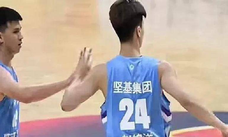 柏林赫塔主场争议判罚，球员情绪受挫！